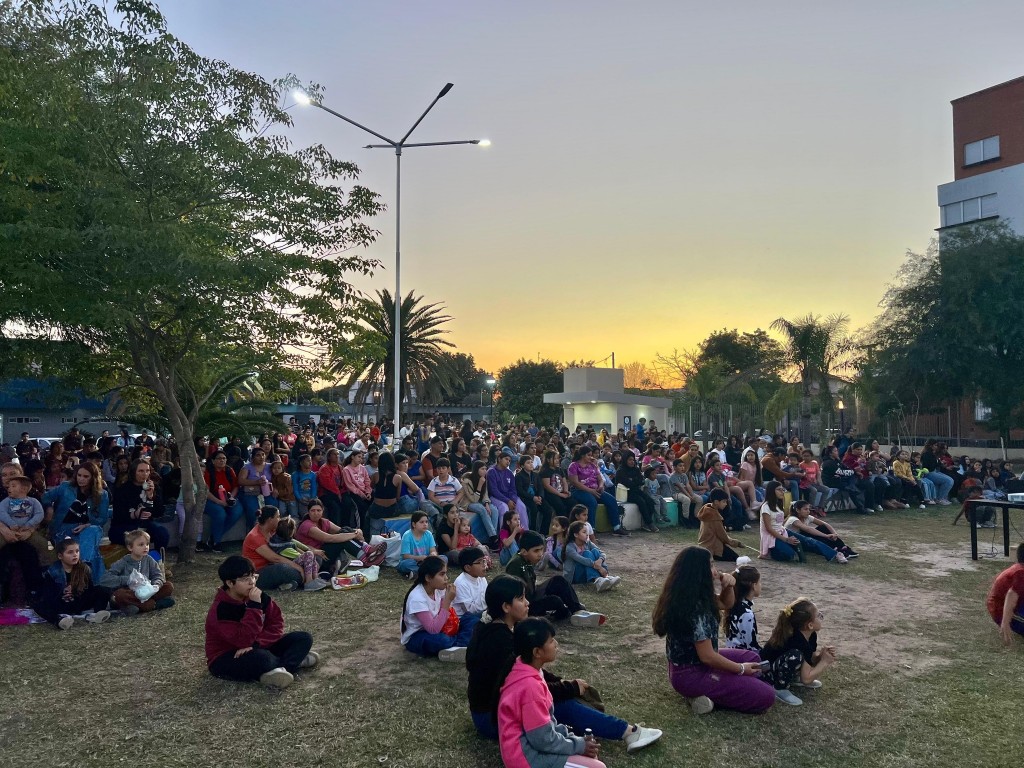 Vacaciones de invierno a puro color en la Plaza San Martín, con peliculas y feria Día del Amigo