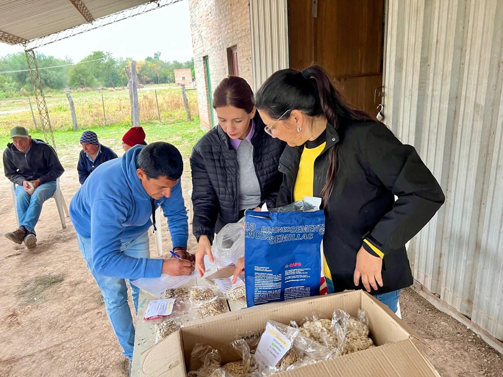 Desda la Municipalidad fortalecen la producción local con la entrega de semillas de cucurbitáceas en el paraje Pampa Almirón
