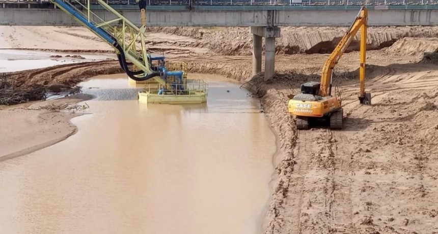Sameep informó que trabajan en la profundización del canal del río Bermejo hacia la toma de agua del acueducto
