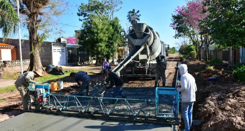 Con fondos propios el Municipio de Castelli avanza con la pavimentacion sobre calle Mitre
