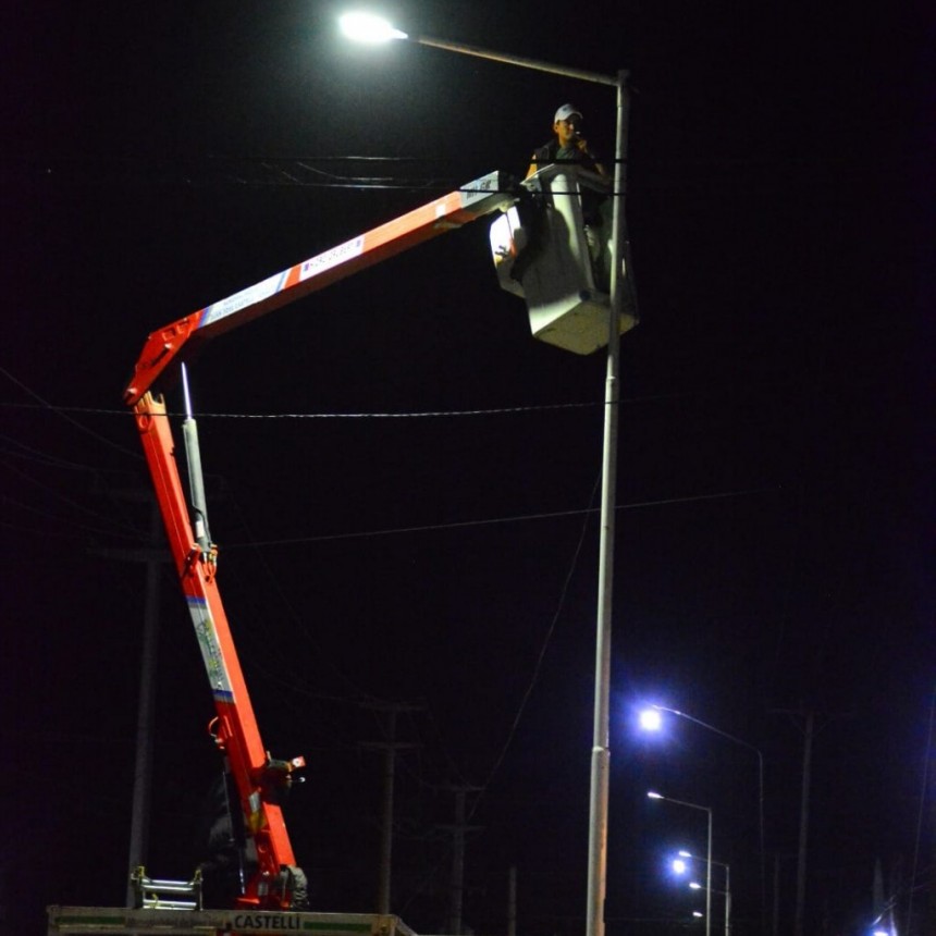 El Municipio de Castelli continúa con la instalación de luminarias led