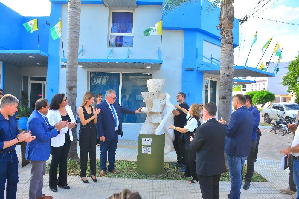 Emplazamiento de la Escultura N.º 27 en la Municipalidad de Juan José Castelli