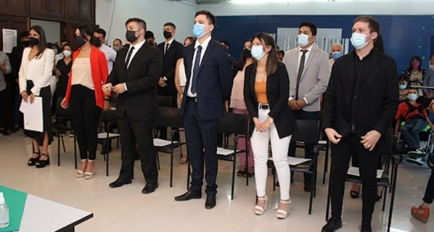 Autoridades de la UNCAus entregaron diplomas a 17 graduados de la carrera de Medicina