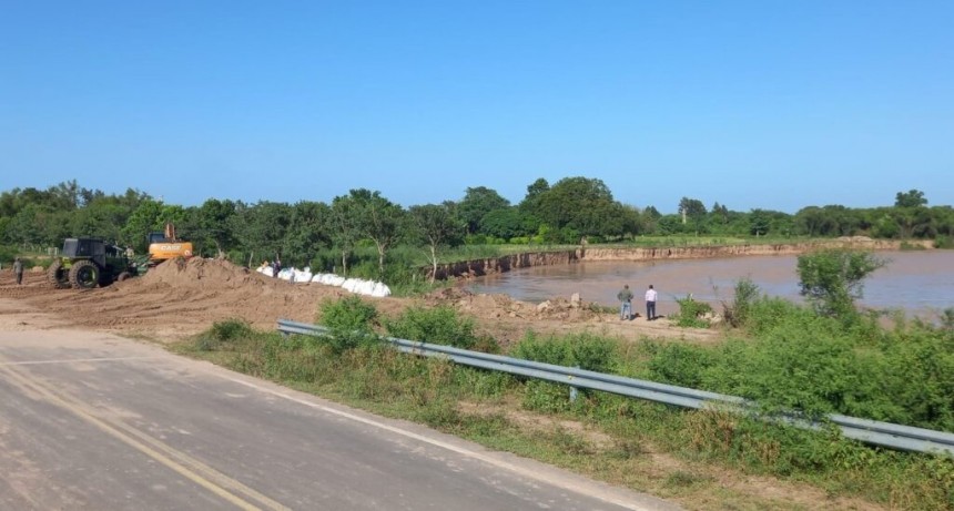 Intensos trabajos para contender el avance del r&iacute;o Bermejo en Puerto Lavalle