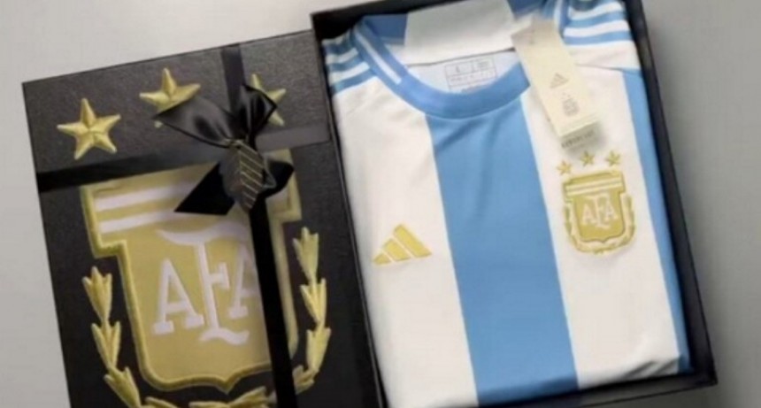 Nuevo escudo y tres estrellas: c&oacute;mo es la camiseta que Argentina podr&iacute;a usar en la Copa Am&eacute;rica 2024