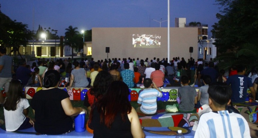 El ciclo de cine de verano presento la pel&iacute;cula "MUCHACHOS"