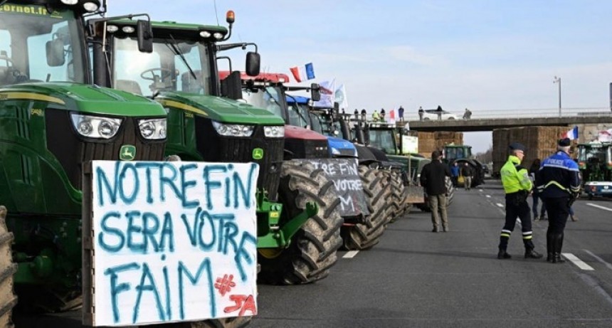 Los agricultores comenzaron a bloquear Par&iacute;s y ponen en jaque al Gobierno