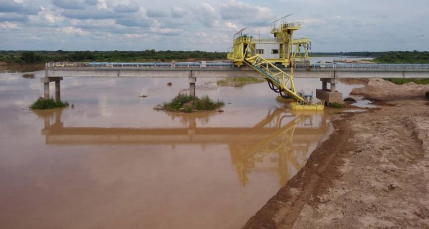 Sedimentos por la crecida del Bermejo afectan la provisi&oacute;n de agua a m&aacute;s de cien mil personas