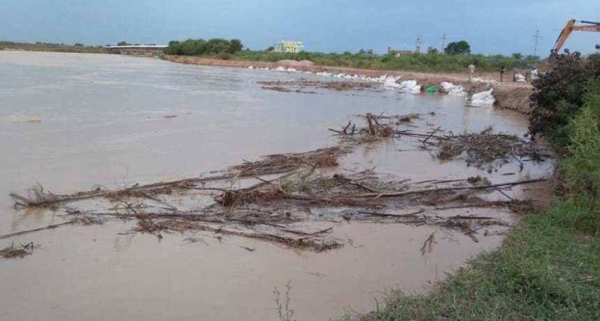 Luego de 10 d&iacute;as de intensos trabajos, el r&iacute;o Bermejo dej&oacute; de socavar la costa chaque&ntilde;a y se lo encauza hacia el puente Lavalle