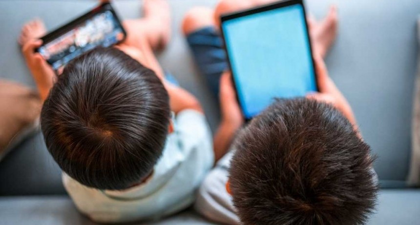 Aconsejan controlar el tiempo de las infancias frente a las pantallas