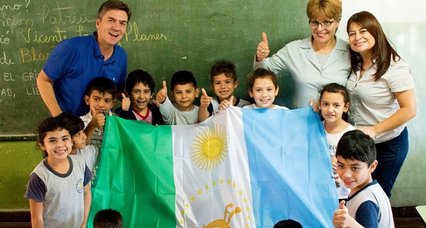 El Gobernador anunci&oacute; el pago de la Ayuda Escolar con un aumento del 150%