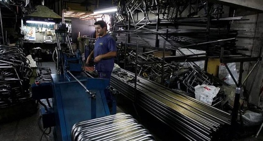 La industria pyme cae 30% anual en el primer mes de 2024
