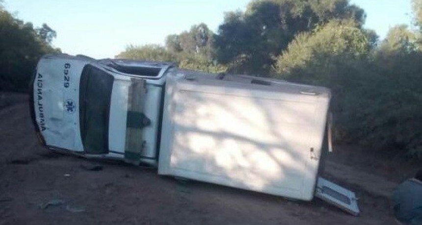 Tumb&oacute; la ambulancia de El Sauzalito que trasladaba pacientes a Castelli
