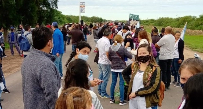 Fuerte protesta docente en el acceso a Castelli