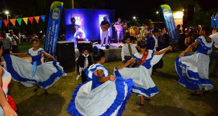 Exitosa feria de artesan&iacute;as y emprendedores en el paseo de la virgen de Castelli
