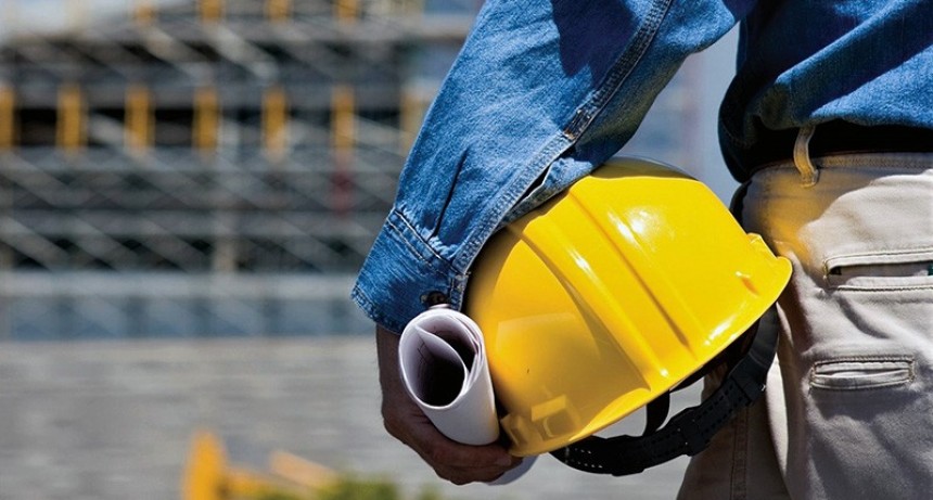Por el freno a la actividad cae el empleo registrado y la construcci&oacute;n lidera el ranking de despidos