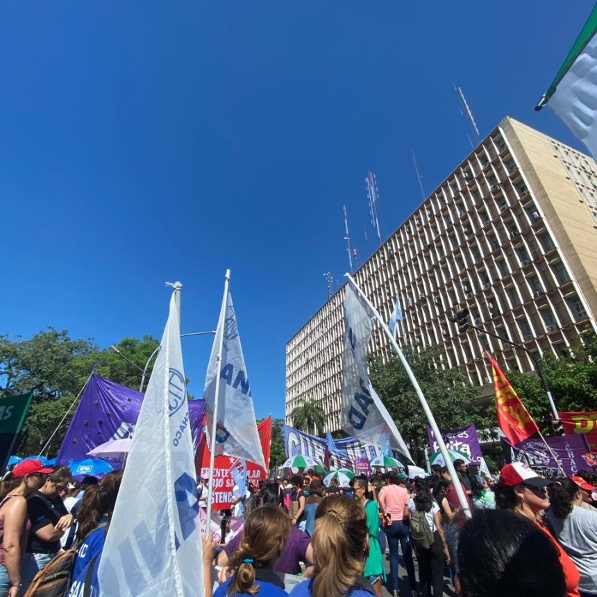 "El hambre tambi&eacute;n es violencia", clamaron las mujeres en la marcha por el #8M