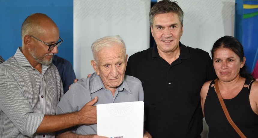 El Gobernador entreg&oacute; t&iacute;tulos de propiedad en Juan Jos&eacute; Castelli