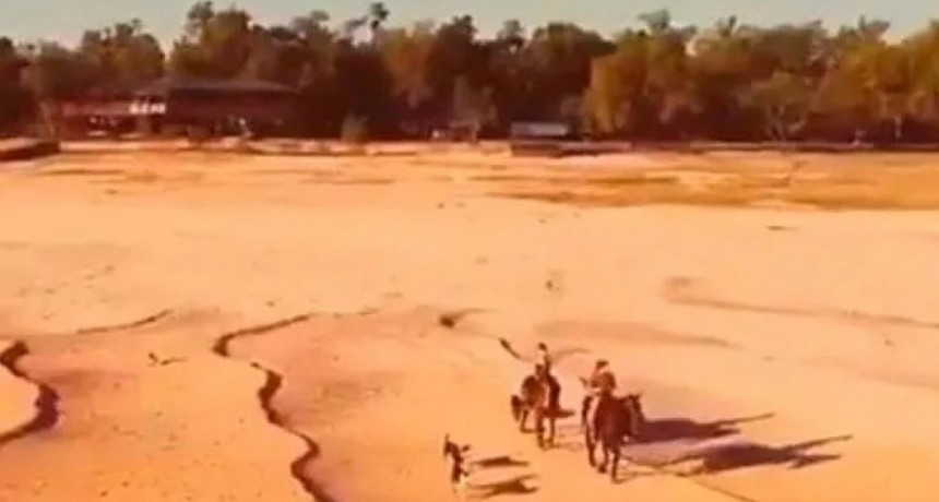 Por la hist&oacute;rica bajante en el Paran&aacute;, cruzaron el r&iacute;o a caballo