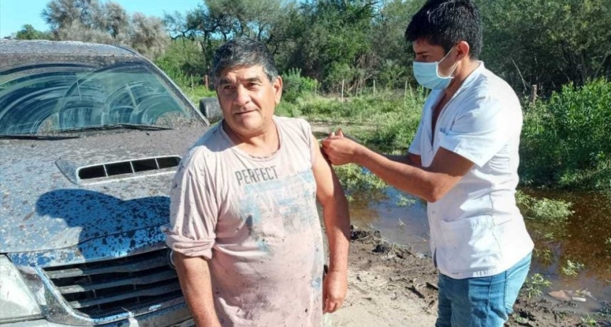 Desafiando al tiempo y a la accesibilidad, la campa&ntilde;a de vacunaci&oacute;n llega a todos los rincones del Chaco