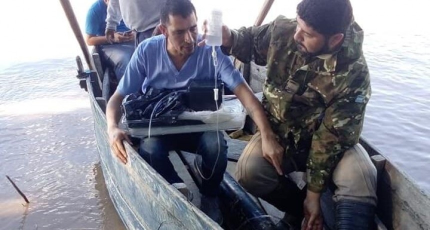 Extraordinario operativo para trasladar a un beb&eacute; prematuro de El Sauzalito hasta Formosa cruzando el r&iacute;o Teuco en canoa