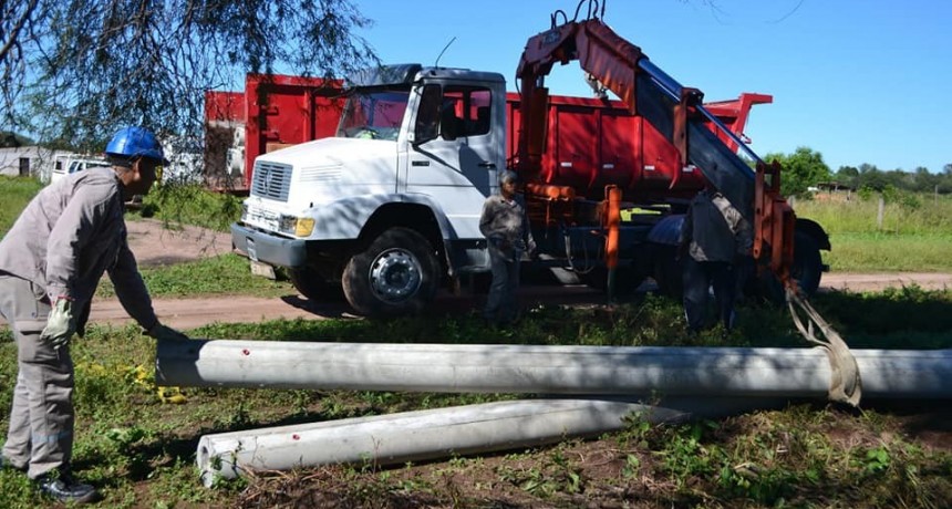 Arribaron los postes destinados a la ampliaci&oacute;n del tendido el&eacute;ctrico en Zaparinqui