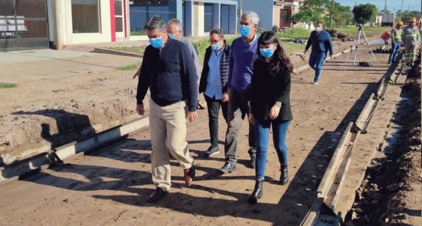 Recorrieron y supervisaron el avance de obras de pavimento en Castelli