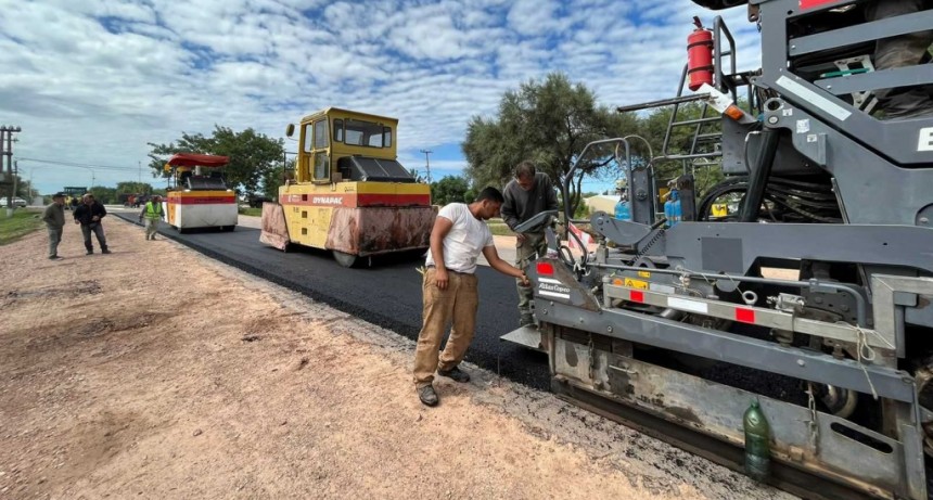Ruta 3: arranc&oacute; la colocaci&oacute;n de la capa asf&aacute;ltica en la obra entre Villa R&iacute;o Bermejito y El Espinillo