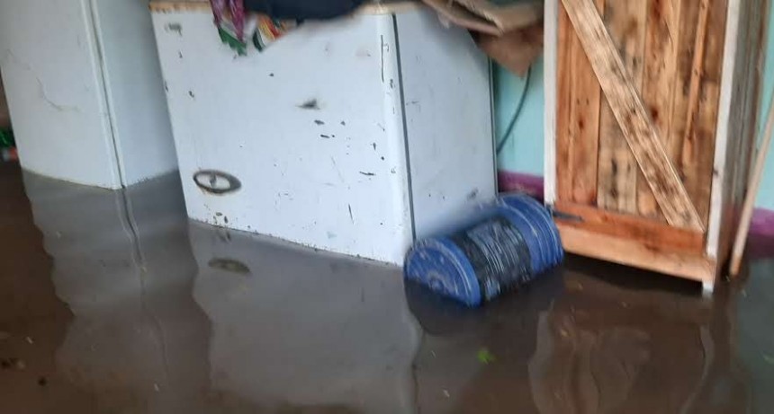Una fuerte tormenta ocasion&oacute; complicaciones en Castelli: Hay barrios anegados y familias auto evacuadas