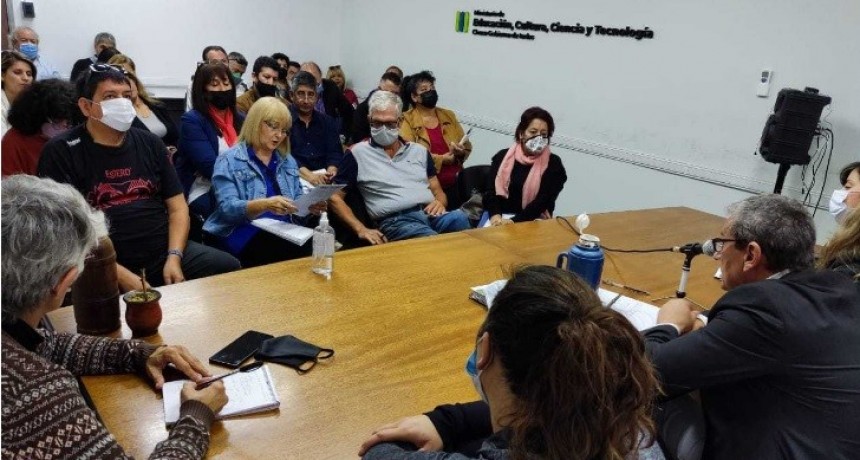 Primera reuni&oacute;n de debate de la propuesta por una hora m&aacute;s de clases en el Chaco