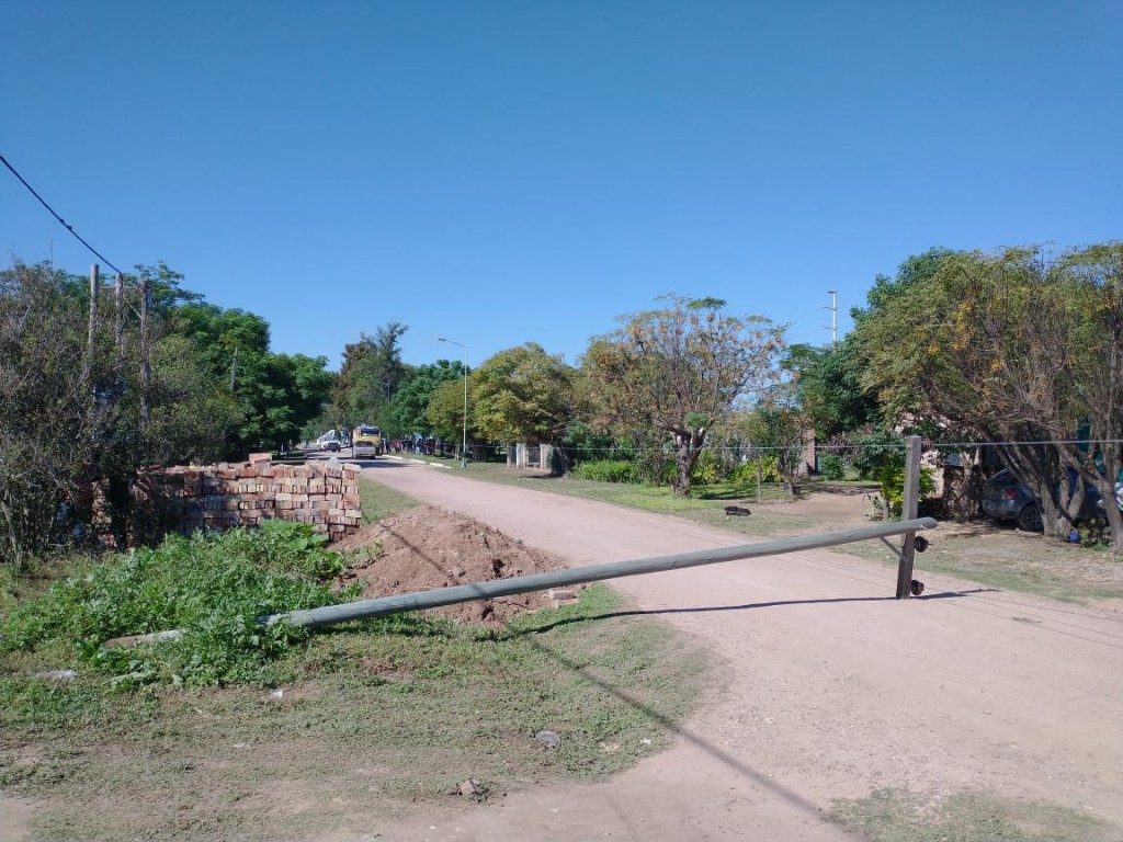 Empleado municipal falleció electrocutado por la caida de postes de alta tensión en Zaparinqui