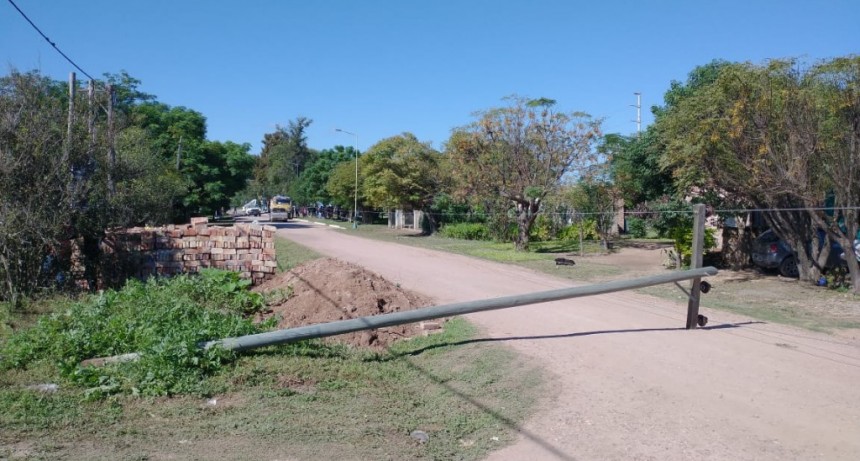 Empleado municipal falleci&oacute; electrocutado por la caida de postes de alta tensi&oacute;n en Zaparinqui