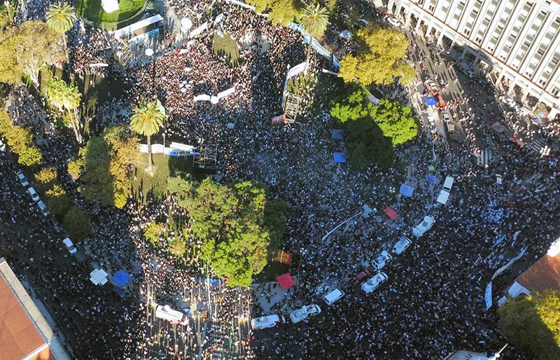 Masiva marcha universitaria: una multitud rebalsó Congreso y Plaza de Mayo en jornada histórica
