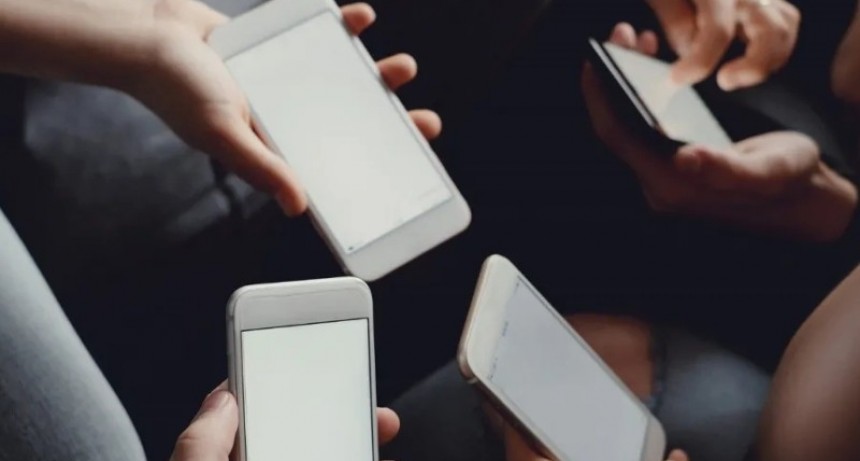 Desregulan los precios de las tarifas de celulares, internet y el cable