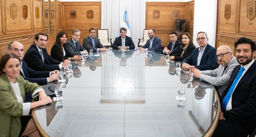 La UCR present&oacute; una reforma laboral que restringe el derecho a huelga y elimina las indemnizaciones