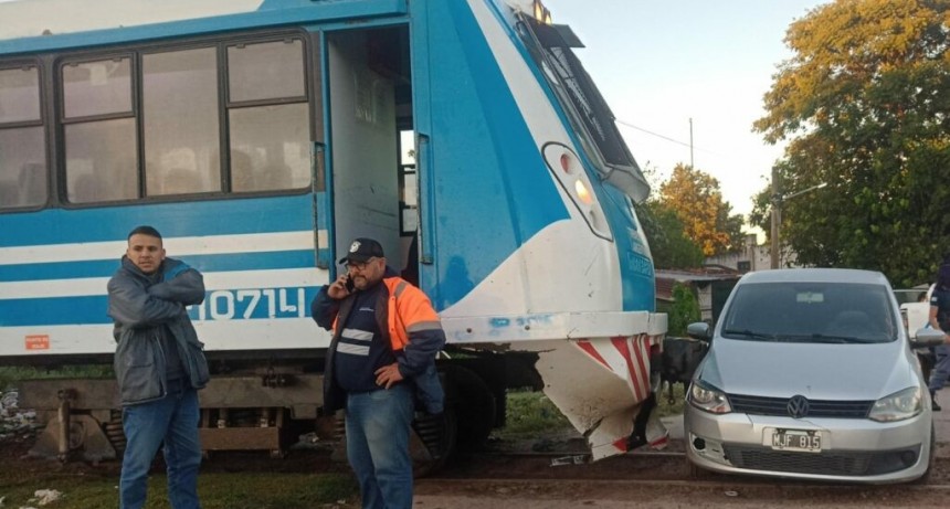 Un auto fue embestido por el tren a la altura de Fontana