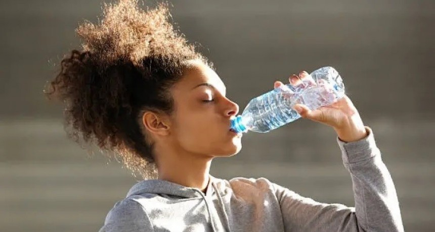 Confirman que el agua embotellada contiene miles de nanopl&aacute;sticos
