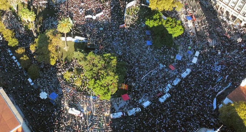 Masiva marcha universitaria: una multitud rebals&oacute; Congreso y Plaza de Mayo en jornada hist&oacute;rica