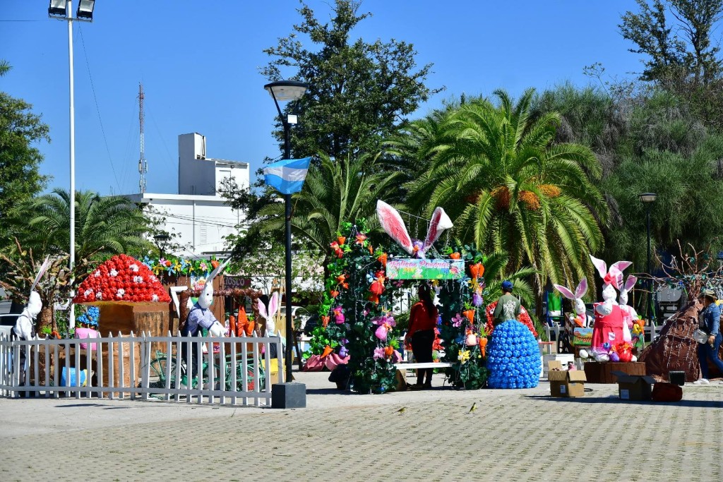 Con materiales reciclados, se realiz&oacute; la ornamentaci&oacute;n de la Plaza, para las Pascuas