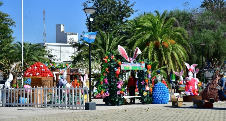 Con materiales reciclados, se realiz&oacute; la ornamentaci&oacute;n de la Plaza, para las Pascuas
