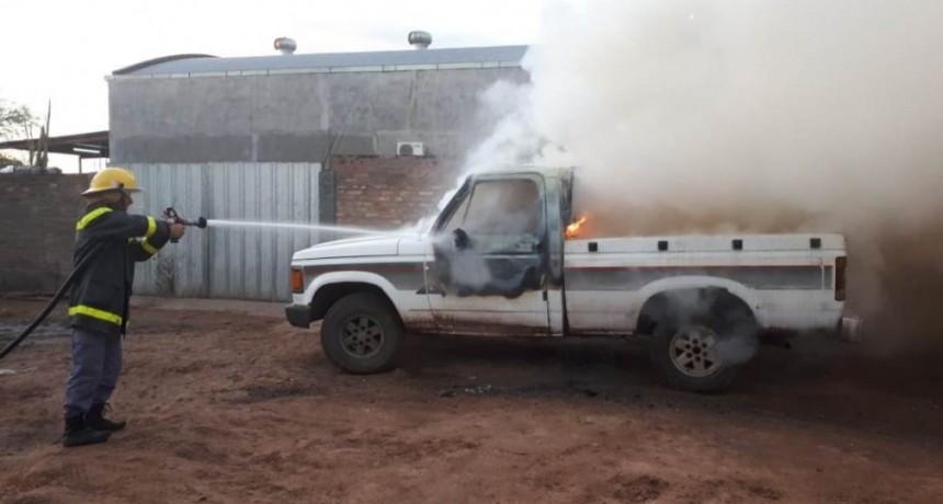 Se prendi&oacute; fuego una camioneta en Castelli