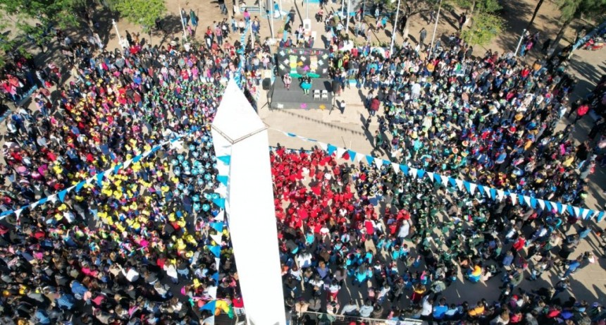 Los jardines de infantes colmaron la plaza para festejar su dia.