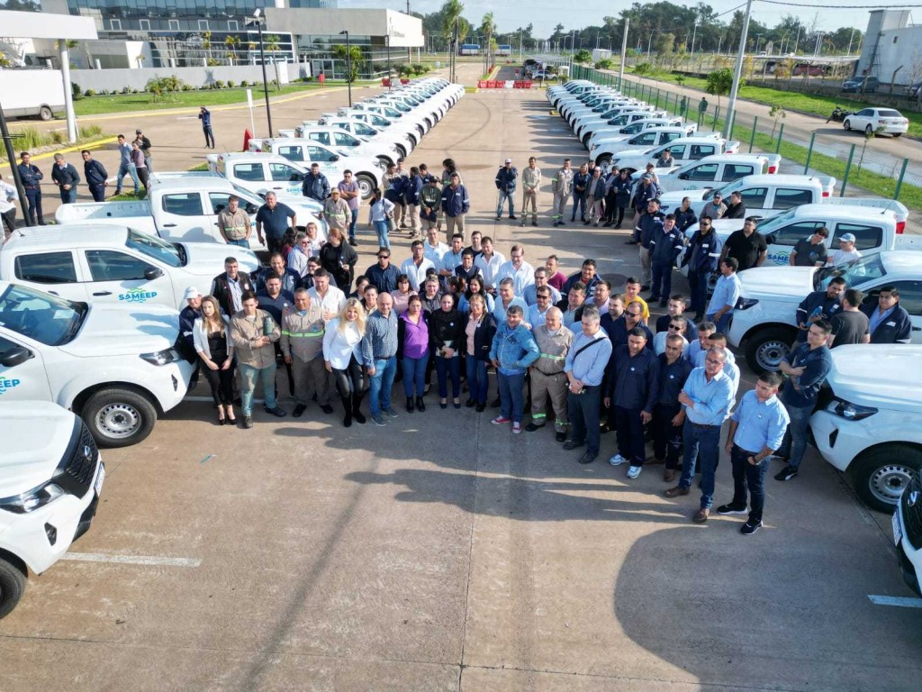 Capitanich entregó 74 nuevos vehículos y equipamiento para el fortalecimiento institucional de la empresa Sameep