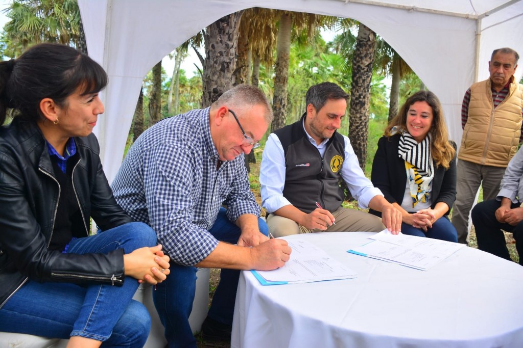 Castelli firmó convenio con Nación para fortalecer políticas ambientales