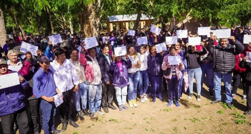 El Gobierno entreg&oacute; 286 certificados de h&aacute;bitat a familias de El Espinillo