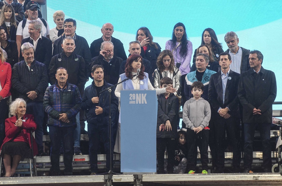 "Hagan lo que hagan, yo soy del pueblo", dijo la Vicepresidenta en una Plaza de Mayo colmada