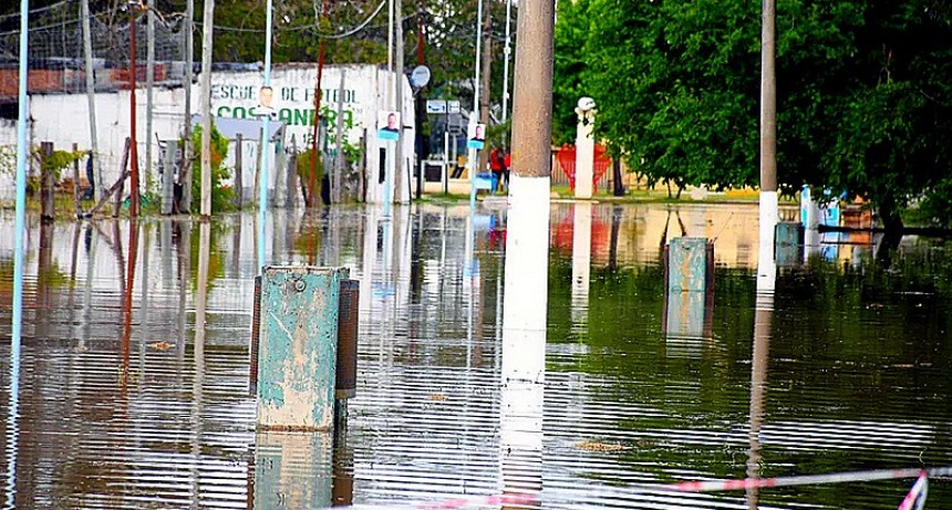Centenares de evacuados en Entre R&iacute;os por la creciente que baja de Brasil