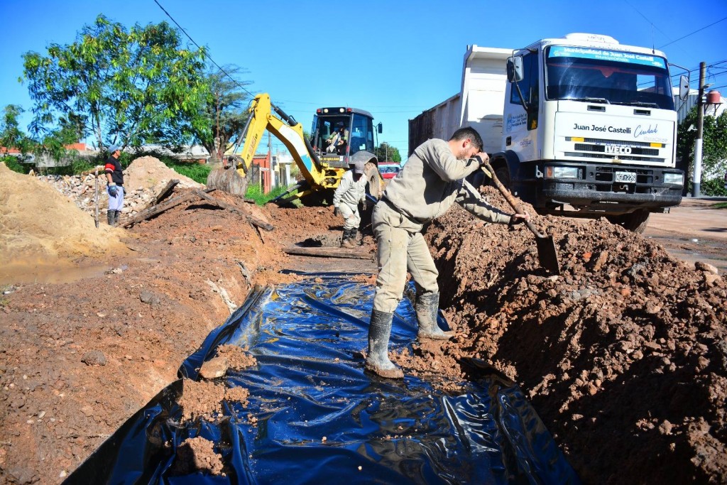 El municipio realiza operativo de limpieza de cunetas y alcantarillas