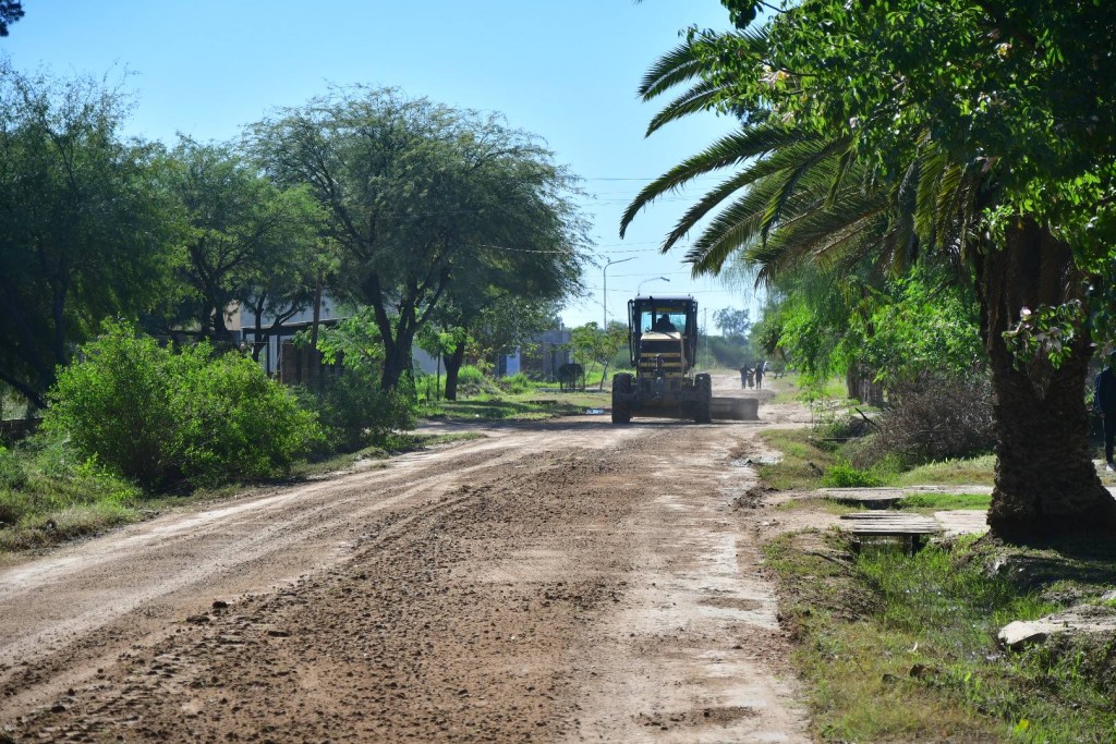 Personal municipal trabaja arduamente en el mejoramiento de las principales calles, realizando relleno y acondicionamiento