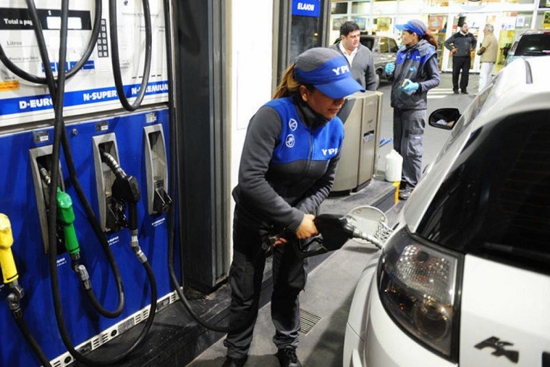 YPF confirm&oacute; un aumento del 1% en los combustibles y alarg&oacute; el congelamiento por otros 45 d&iacute;as